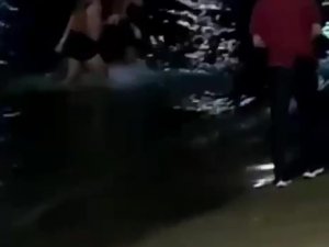 Gece Vakti Denize Girdi, Boğulmaktan Son Anda Kurtarıldı