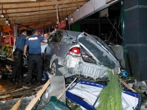 Samsun’da 25 Metre Takla Atan Otomobil Şarküteri Dükkanına Çarptı: 2 Ölü