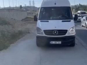 Kaldırımda İlerleyen Personel Servisinin Önüne Atlayıp Tepki Gösterdi