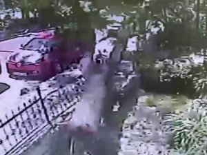 Büyükçekmece’de Ağacın Araç Üstüne Devril Anı Kamerada