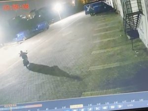 Büfeden 125 Bin Lira Değerinde Hırsızlık Yapan Şüpheli Komşu Kamerasında