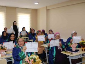 40 Ve 60’lı Yaşlardaki 13 Kadın Okuma-yazma Öğrendi