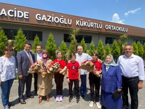 Yaptırdığı Okulun Öğrencileri Çiçeklerle Karşıladı