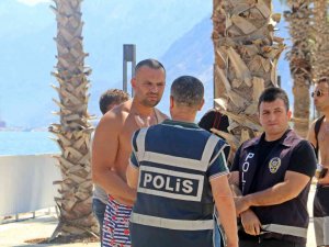 Denizde Akıntıya Kapılıp Sahildeki Çantasından Uzaklaşan Adam, Hırsızın Hedefi Oldu
