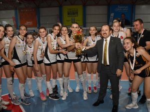 Vali Pehlivan, Voleybolun Şampiyonlarına Ödüllerini Verdi