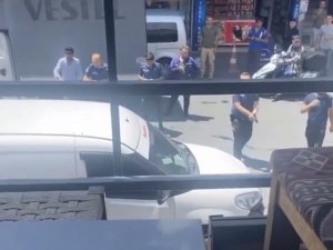 İ̇stanbul’da Hareketli Anlar: Oğluyla Tartışıp Etrafa Saldırdı, Polis Silah Çekip Biber Gazı Sıktı