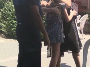 Antalya’da Pazarda Kaybolan İ̇ngiliz Kız Çocuğu Ailesine Teslim Edildi