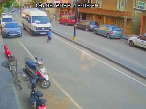Herkesin Yüreği Ağzına Geldi, Sürücünün Refleksi Küçük Çocuğun Hayatını Kurtardı