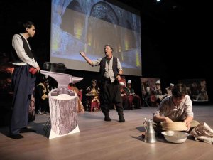 “Zamanın Ötesinde Zaman Zaman İ̇çinde” Oyunu Ayakta Alkışlandı