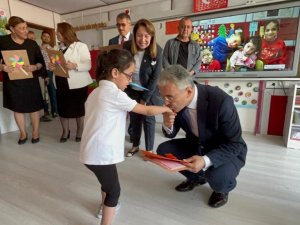 İ̇şitme Engelli Öğrenciler De Törenle Karnelerini Aldı