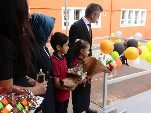 Vali Şıldak, Karne Dağıttı