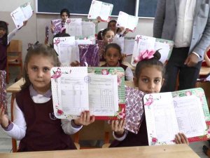 Erzurum’da Öğrenciler Karne Heyecanı Yaşadı