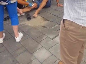 Kuşadası’nda Yolda Düşen Turiste Motorize Ambulans Müdahale Etti