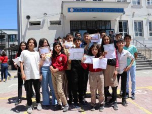 Van’da Öğrencilerin Karne Heyecanı