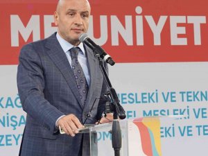 Mesleki Eğitim Mezunlarına Diplomalarını Ti̇m Başkanı Gültepe Verdi