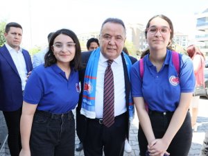 Başkan Böcek Öğrencilerin Karne Heyecanına Ortak Oldu