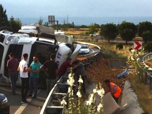 Hafriyat Kamyonu Devrildi, Tonlarca Talaş Yola Döküldü