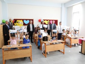 Başkan Palancıoğlu, Minik Öğrencilere Karne Dağıttı