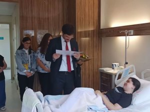 Ameliyat Olan Öğrenciye Hastanede Karne Töreni