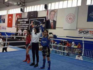 Bitlisli Sporcu Özlem Melek Korkmaz, Muaythai Türkiye Şampiyonu Oldu