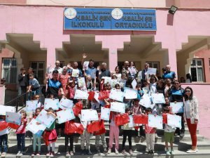 Hakkari Polisi Miniklerin Karne Heyecanına Ortak Oldu