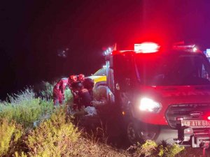 Milas’ta Kontrolden Çıkan Araç Uçuruma Yuvarlandı: 2 Yaralı