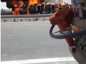 Başkent’te Saman Yüklü Tır Alev Topuna Döndü