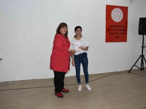 Mesleki Ve Teknik Eğitim Genel Müdürü Nazan Şener, Siverek’te Karne Dağıttı