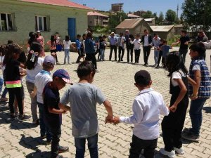 Önce Karne Aldılar Daha Sonra Doyasına Halay Çektiler