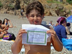 Karnesini Alan Denize Koştu, Dünyaca Ünlü Sahil Çocuklarla Doldu