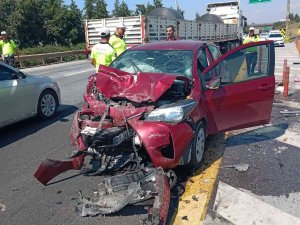 Otoyolda Otomobiller Çarpıştı: 5 Yaralı