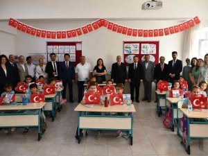 İ̇lkokul Öğrencileri Karnelerini Vali Yıldırım’dan Aldı