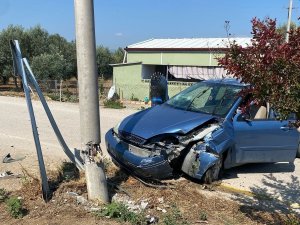 Kontrolden Çıkan Otomobil Elektrik Direğine Çarptı