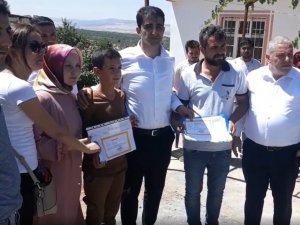 Enkaz Altında Ölen Çocuklarının Yerine Karnelerini Aldılar