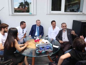 Cumhurbaşkanı Erdoğan Çay Davetini Kabul Ettiği Vatandaşlarla Sohbet Etti