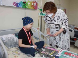 Çocuk Hastanesinde Tedavi Gören Öğrencilere Karne Hediyesi