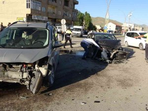 Yüksekova’da Zincirleme Trafik Kazası: 4 Yaralı
