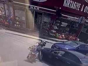 Sarıyer’de Önünden Geçen Motosikletliye Vurup Yoluna Devam Etti