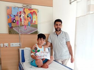 Karnesini Hastanede Öğretmeninin Elinden Aldı