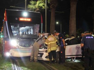 Yoldan Çıkan Araç Tramvayla Çarpıştı: 1 Yaralı
