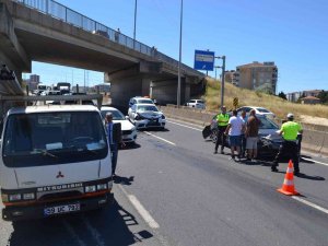 Kamyonet Kasasından Yola Fırlayan Demirler Kazaya Neden Oldu