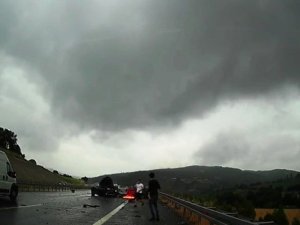 Otoyolda 1 Kişinin Öldüğü, 2 Aracın Yandığı Kaza Anı Kameralara Yansıdı