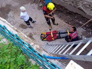 Ağaçtan Dereye Düşen Şahsı İtfaiye Kurtardı
