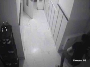 Misafir Geldiği Apartmanda Ayakkabı Avına Çıktı, O Anlar Kameraya Yansıdı