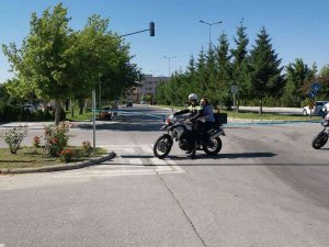 Geç Kalan Öğrencinin Yardımına Polis Koştu