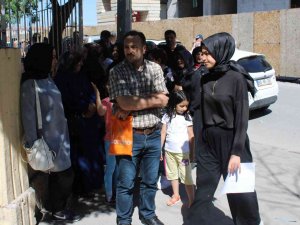 Öğrenciler İçeride Veliler Dışarda Ter Döktü