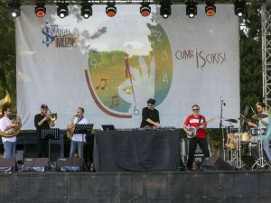 ’Cuma İ̇ş Çıkışı’ Konserinde İ̇zmir’de ’Hey! Douglas’ Sahne Aldı