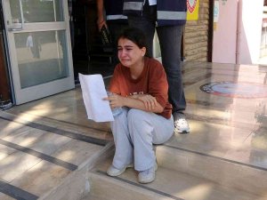Kimliğini Unutan Kız Öğrenci Gözyaşlarına Boğuldu