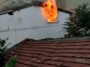 Bursa’da İki Katlı Ev Alev Alev Yandı