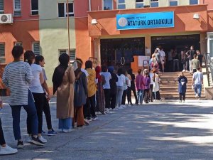 İ̇ki Dakika İle Sınavı Kaçırdı Gözyaşlarına Boğuldu